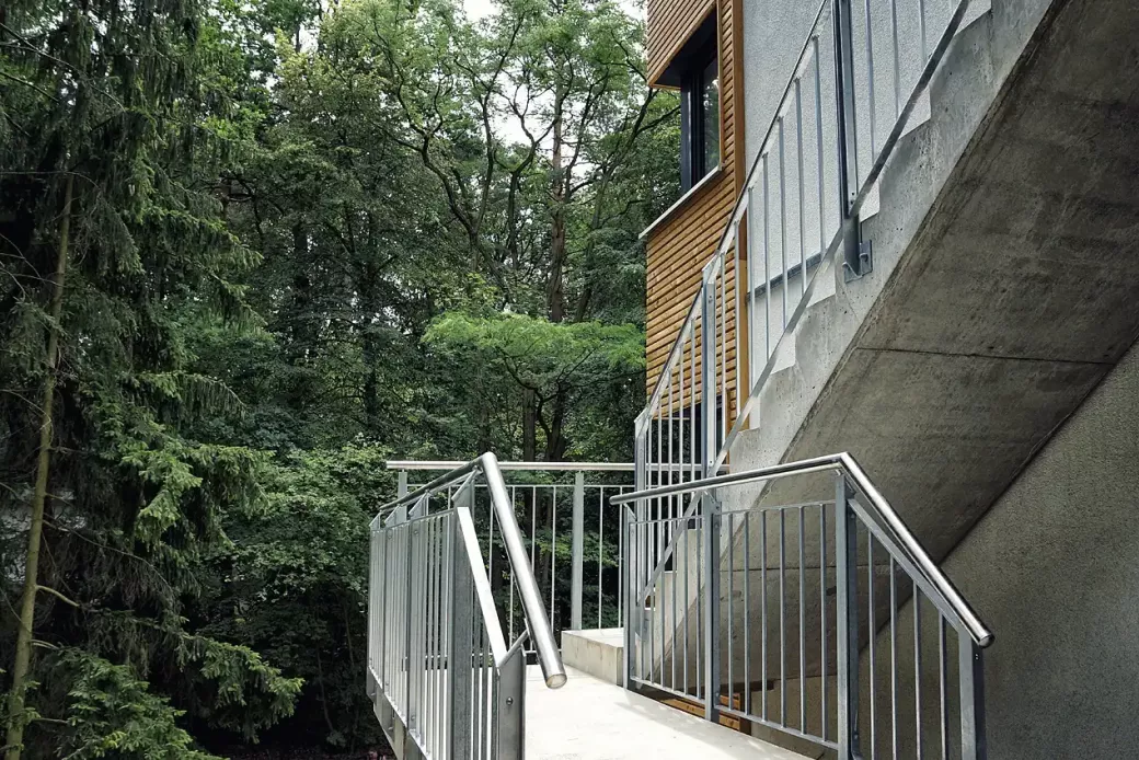 Umbau, Anbau und Aufstockung eines Zweifamilienhauses von Holthuizen Architekten GmbH
